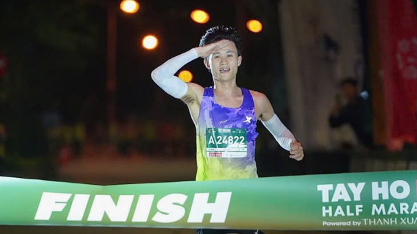 Nguyễn Trung Cường phá kỷ lục quốc gia tại Tây Hồ Half Marathon 2025