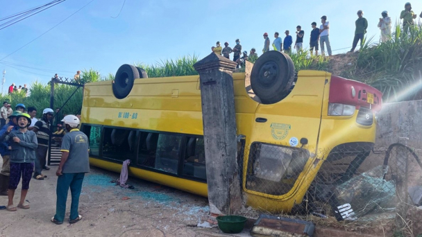 Lật xe chở 20 học sinh ở Gia Lai