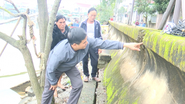 Sụt lún đê Hữu Nghèn, uy hiếp gần 60 hộ dân