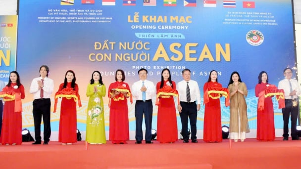 Khai mạc Triển lãm ảnh 'Đất nước, con người ASEAN'