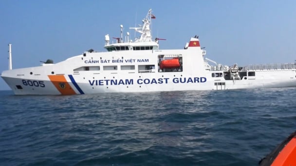 Tàu Cảnh sát biển đưa ngư dân bị bệnh vào đảo Trường Sa Lớn điều trị
