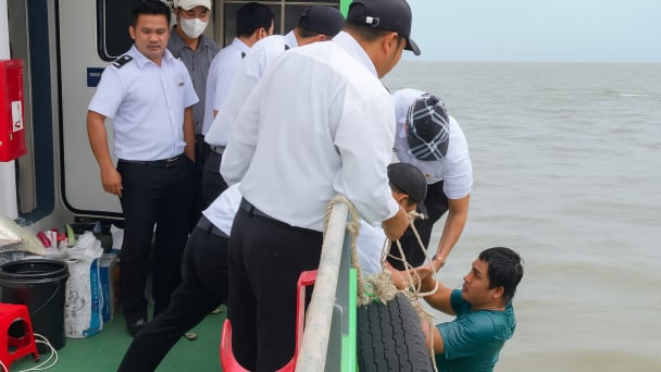 Ngư dân trôi dạt 6 tiếng trên biển Tây được tàu khách cứu sống