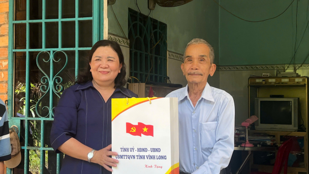 Lãnh đạo tỉnh Vĩnh Long thăm, tặng quà gia đình có công với cách mạng