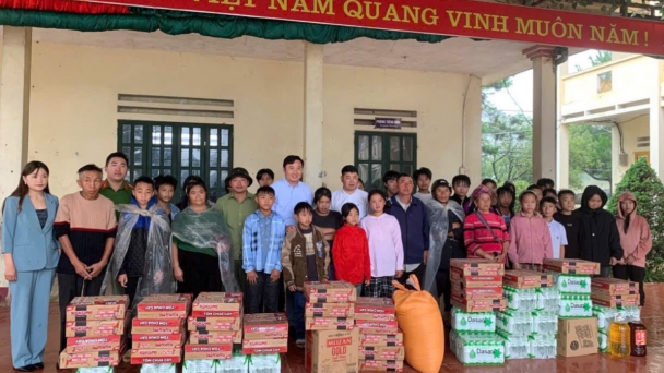 Cấp nhu yếu phẩm và hỗ trợ di dời cho 40 hộ tại xã Tả Van