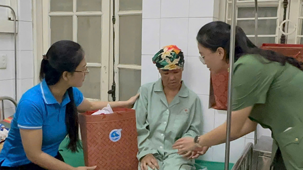 Phụ nữ Điện Biên giúp dân vùng lũ khắc phục thiên tai
