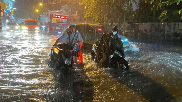 Mưa lớn trên diện rộng, nhiều tuyến đường tại TP.HCM ngập sâu