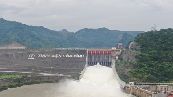 Thủy điện Hòa Bình mở cửa xả đáy