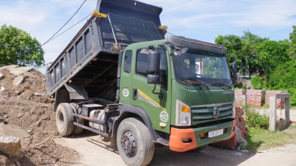 Phát hiện một hộ dân tổ chức đổ chất thải xây dựng ra môi trường