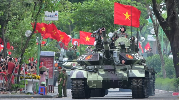 Dàn xe tăng, xe bọc thép sẵn sàng tổng hợp luyện diễu binh, diễu hành