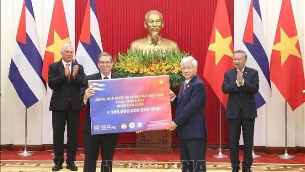 Tổng Bí thư hội đàm Chủ tịch Cuba, chứng kiến lễ trao tặng 385 tỷ đồng