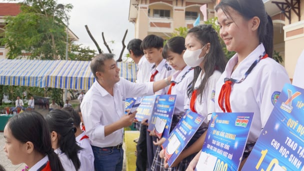 GrowMax trao quà tiếp sức học sinh nghèo Bình Khánh