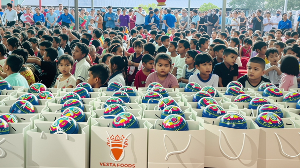 200 phần quà đến học sinh có hoàn cảnh gia đình khó khăn