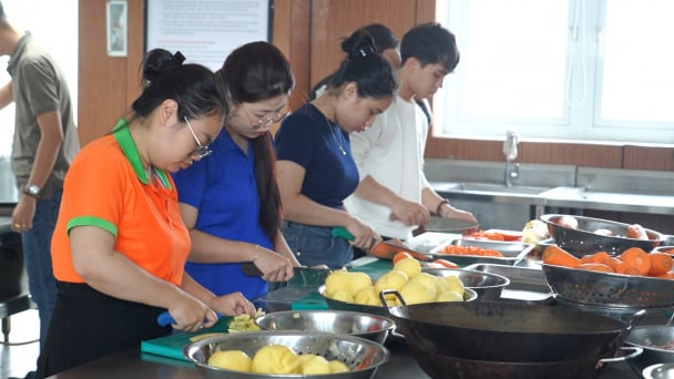 Những nồi cơm nghĩa tình giữa mưa lũ Đà Nẵng