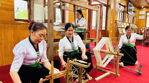 Phụ nữ Điện Biên gìn giữ bản sắc văn hóa các dân tộc