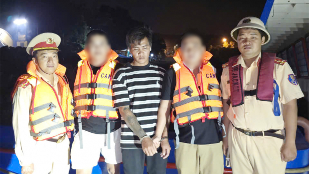An Giang bắt đối tượng truy nã lẩn trốn trên sà lan