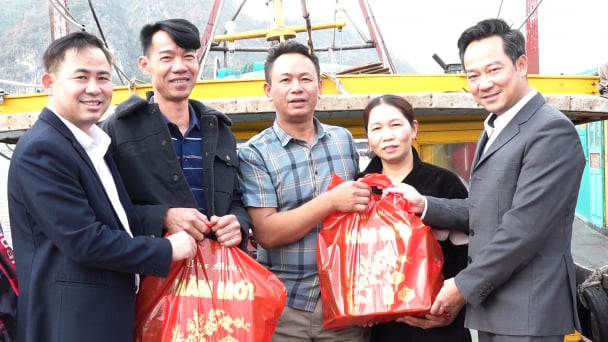 Quảng Ninh chi hơn 140 tỷ đồng tặng quà Tết Bính Ngọ