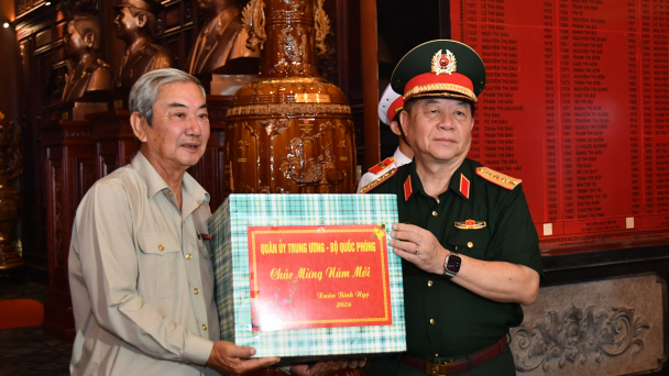 Quân ủy Trung ương tặng quà và tri ân anh hùng liệt sĩ tại An Giang