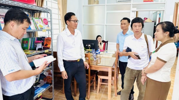 'Kệ sách chuyển đổi số' ở Thạnh Hoà