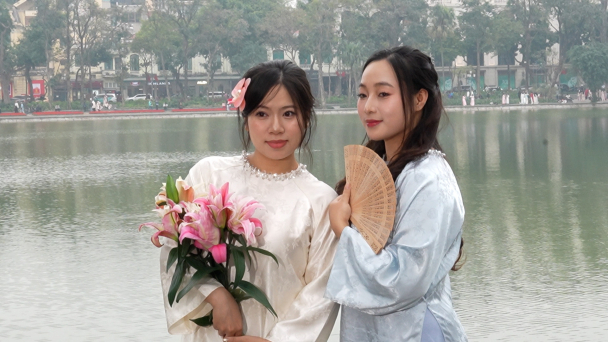 Hồ Gươm rực rỡ sắc xuân trong tà áo dài Tết