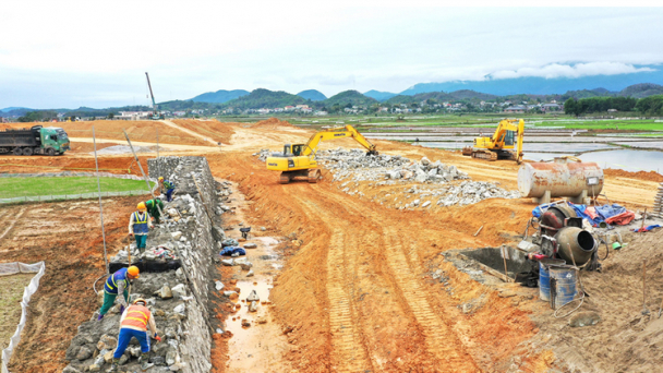 Khai thác khoáng sản phải đóng tiền xây dựng công trình địa phương