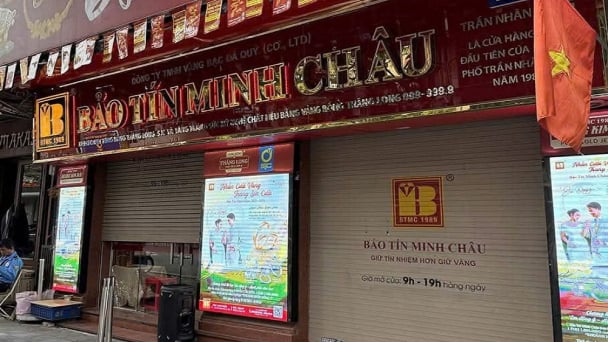 Nhiều công an xuất hiện tại cửa hàng Bảo Tín Minh Châu