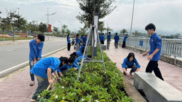 Tuổi trẻ Điện Biên xung kích giữ gìn môi trường xanh