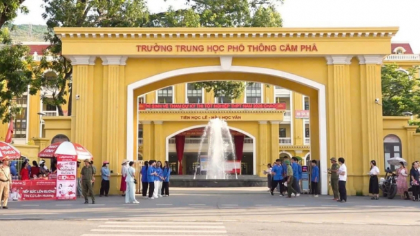 Giáo viên tác động với cán bộ coi thi tạo điều kiện cho con trai mình
