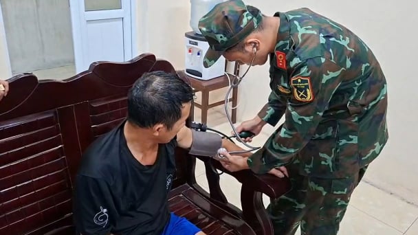 Cứu 9 ngư dân bị chìm tàu giữa đêm