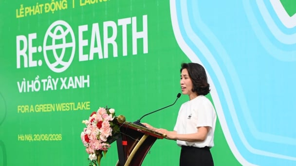 Làm sạch Hồ Tây từ những thay đổi nhỏ mỗi ngày
