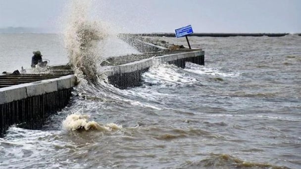 Tàu thuyền đề phòng lốc xoáy, gió giật mạnh trên biển