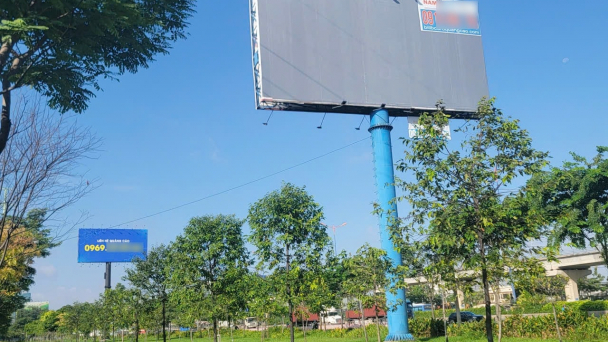 TP.HCM xử lý các trụ quảng cáo vi phạm hạ tầng giao thông