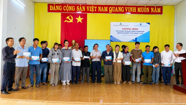 BSR trao tặng hàng trăm thẻ BHYT cho người nghèo quanh NMLD Dung Quất