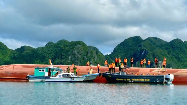 Lật tàu trên biển Vân Đồn, 2 nạn nhân còn đang mắc kẹt