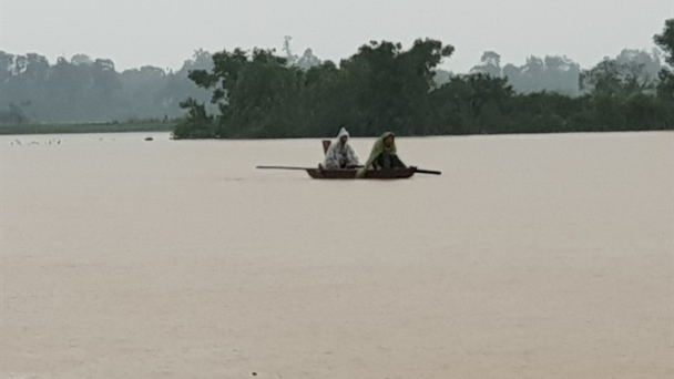 Phó chủ tịch xã chèo thuyền vượt 10km nước lũ đưa sản phụ tới viện sinh con