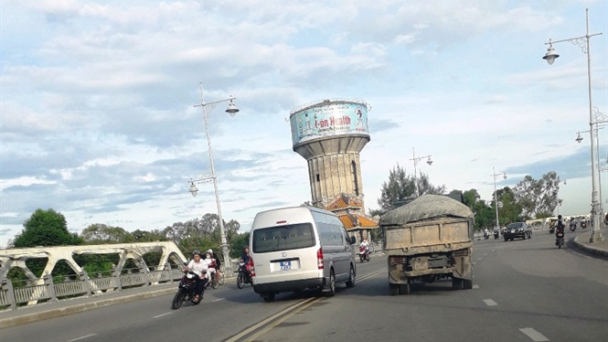 Xử phạt tài xế xe biển xanh vì lấn làn