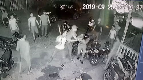Nhóm thanh niên dùng hung khí tấn công lực lượng công an