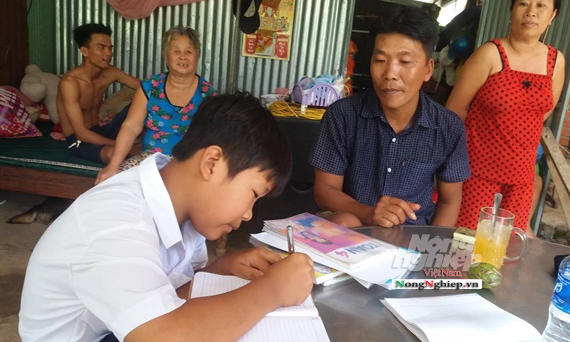 Học sinh lớp 4 không biết đọc vẫn được nhận xét 'đọc trơn, viết thạo'
