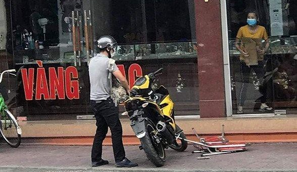 Quảng Ninh: Nam thanh niên hung hãn cướp tiệm vàng