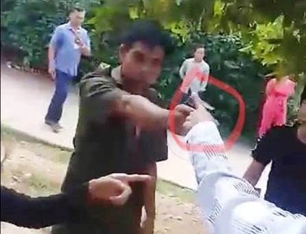 Xác minh vụ việc công an xã rút súng chĩa vào người dân