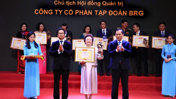 Chủ tịch BRG nhận Cúp Thánh Gióng
