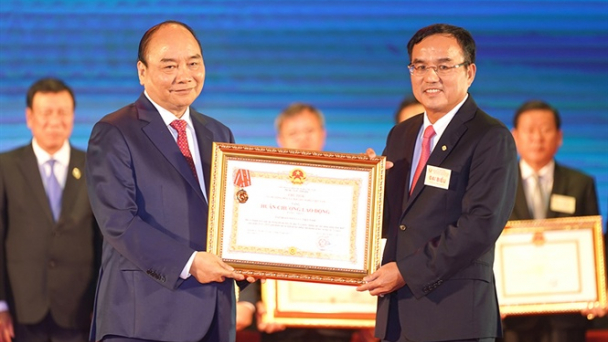 EVN đón nhận Huân chương Lao động hạng Nhất