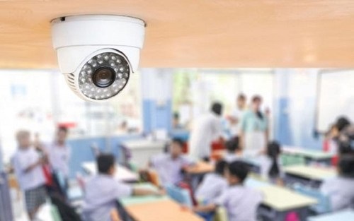 Nếu có điều kiện thì việc lắp camera trong lớp học là tốt