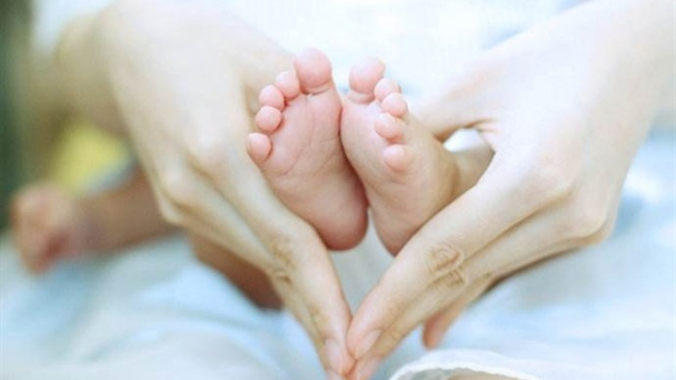 Mẹ van nài cháu cầm tiền để... đẻ