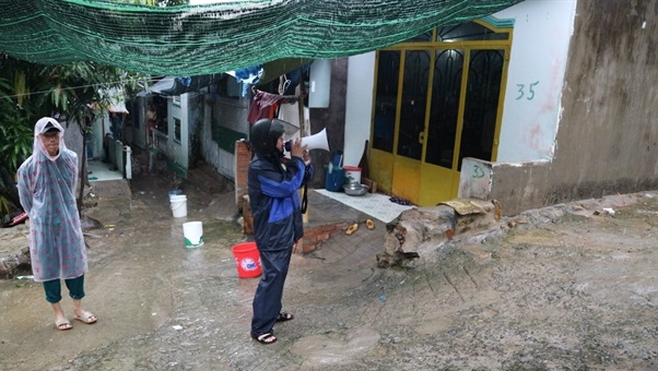 Hối hả di dời dân trước khi bão số 6 đổ bộ