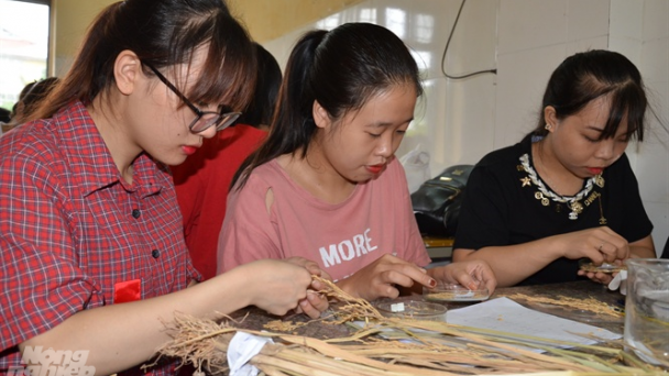 Con em nông dân đang học hành như thế nào? [Bài cuối] Gánh nặng nơi quê nhà