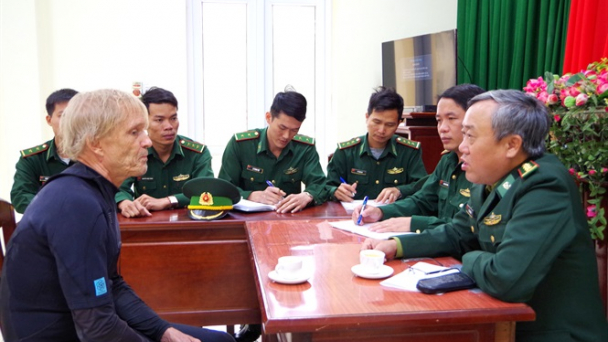 1 người nước ngoài gặp nạn trên biển được cứu hộ kịp thời