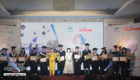 Trao học bổng 'Nâng bước thủ khoa 2019' cho 50 sinh viên có hoàn cảnh khó khăn