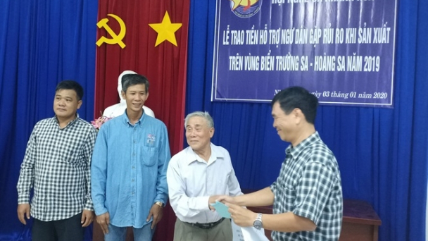 Khánh Hòa: Trao tiền hỗ trợ cho 9 tàu cá bị chìm