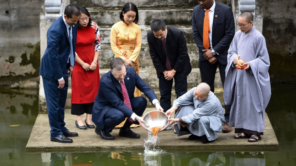 Đại sứ Mỹ thăm chùa Kim Liên, thả cá chép cúng Táo quân