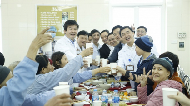 Bệnh viện K tổ chức bữa cơm tất niên cho bệnh nhân